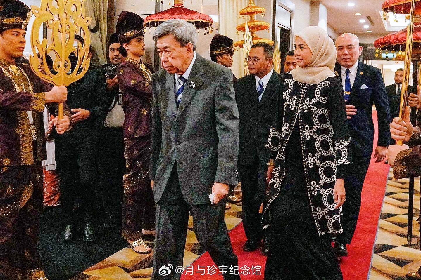 王室[超话]王室马来西亚王室雪兰莪 2025年11月9日，雪兰莪苏丹夫妇出席议会