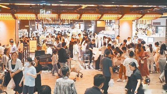 年销20亿、利润超1亿的许昌生活广场店，胖东来却宁可2026年底关店也不妥协。根