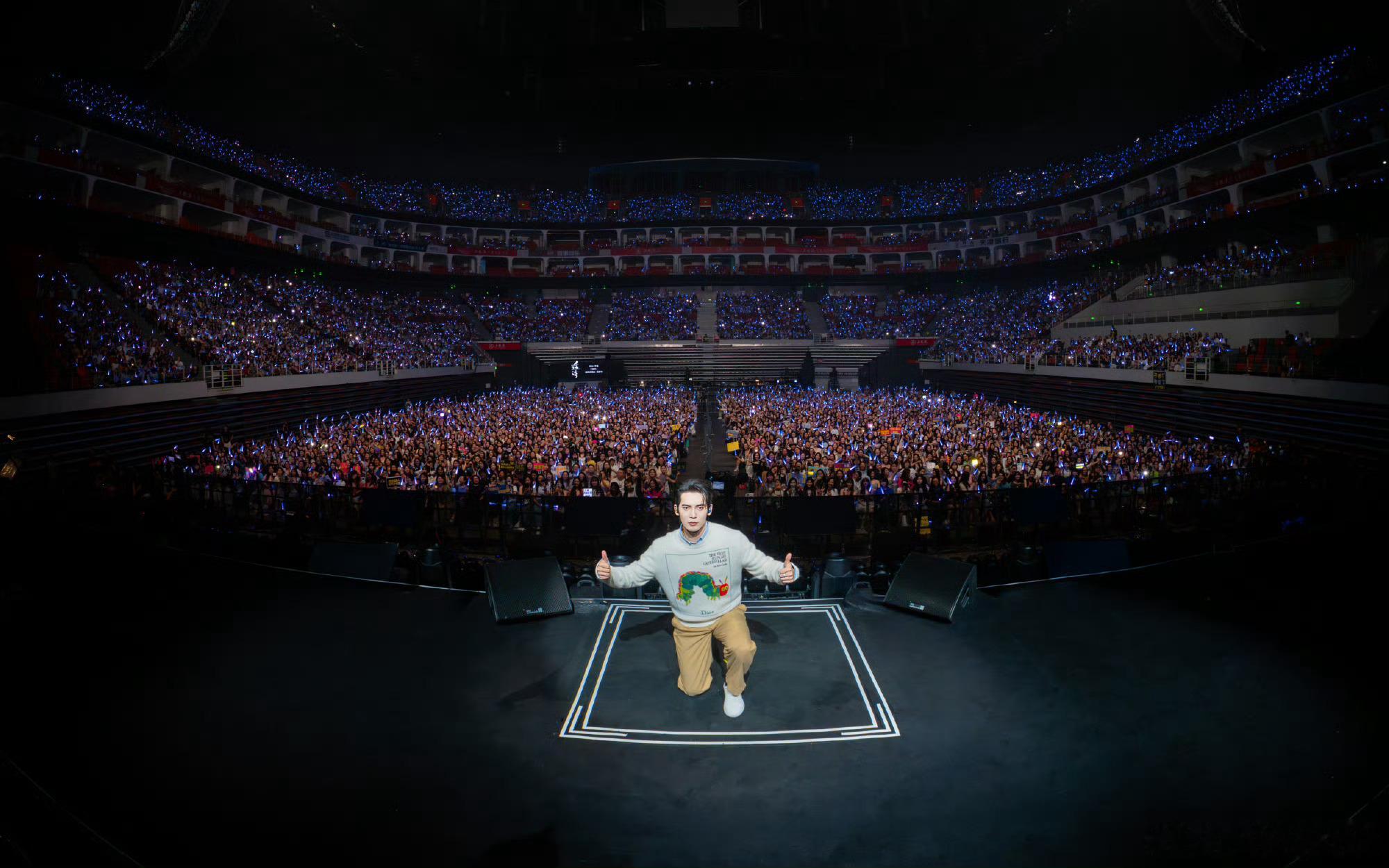 于适晒成都演唱会大合照于适成都演唱会大合照氛围感拉满的大合照配上温柔文案，于适真