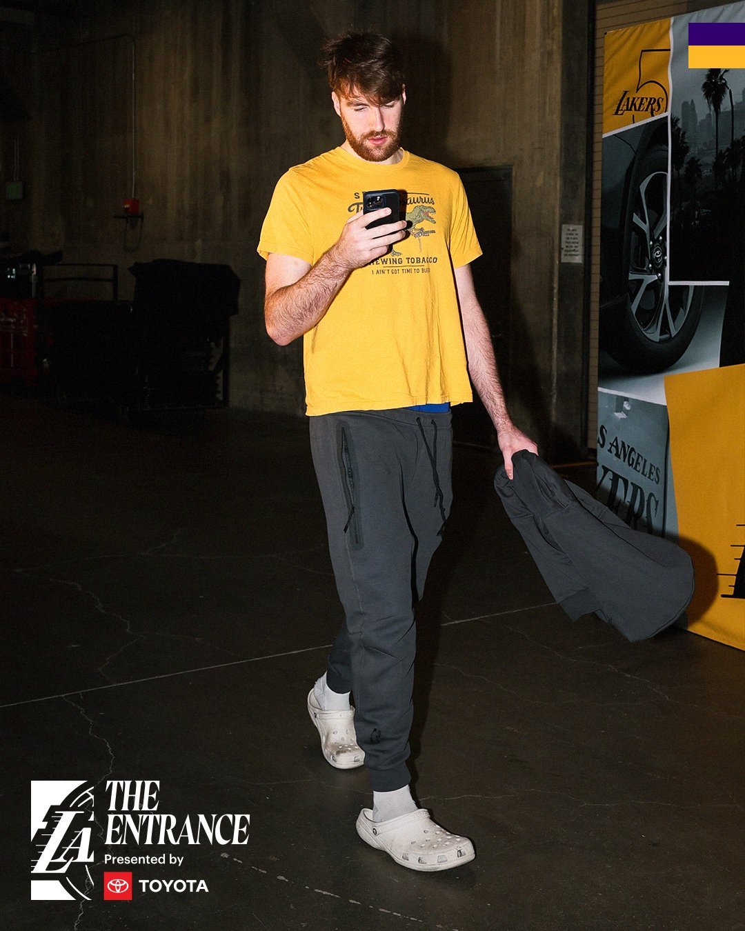 雷迪克表示，湖人今晚可能会将轮换阵容扩大到11人，以应对7天内的第5场比赛。他还