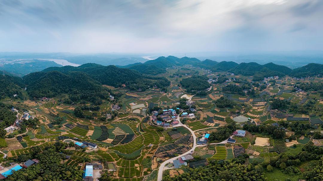 说到去贵州养老，很多人可能先想到贵阳。但说真的，贵阳夏天是凉快，可冬天湿冷，城市