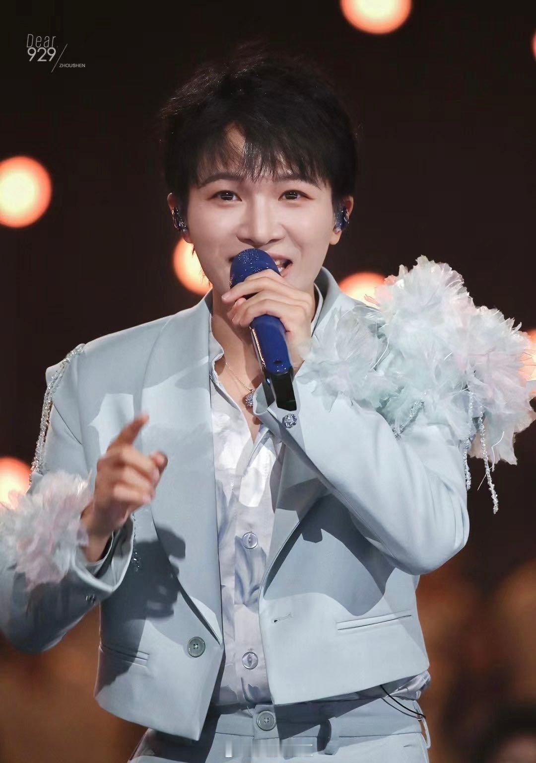 周深齐豫合唱欢颜  当周深唱响跨年版《欢颜》，那细腻的情感如丝线般缠绕心间。他的