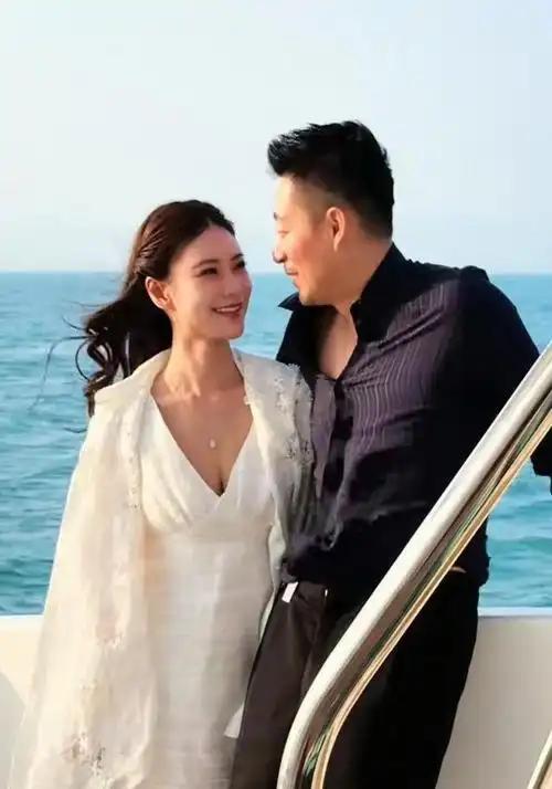 谁能想到风光的汪小菲，也曾有过兜里比脸干净的至暗时刻！直播里他掏心窝子讲过往，俏