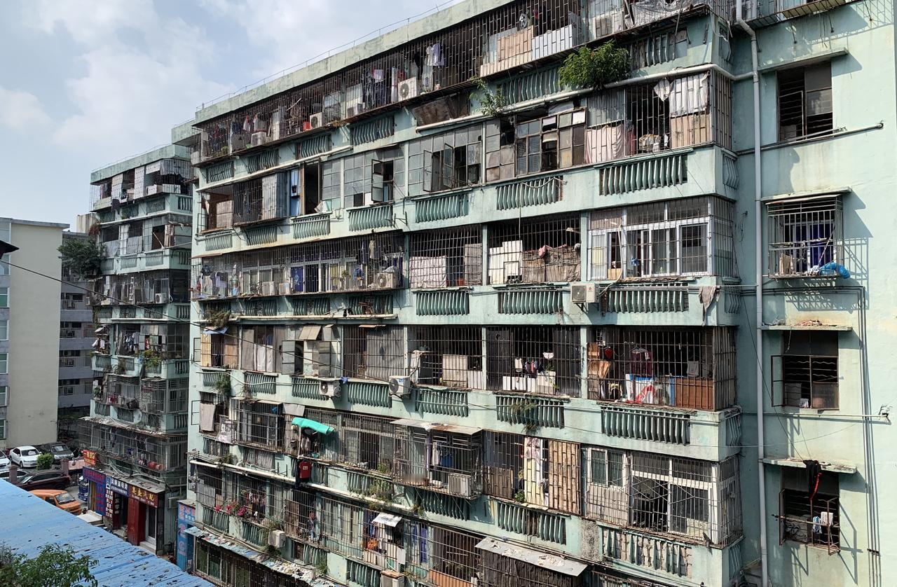 看到石家庄铁路55宿舍塌了的消息，我一夜没睡好。
因为我自己就住在一栋差不多的楼