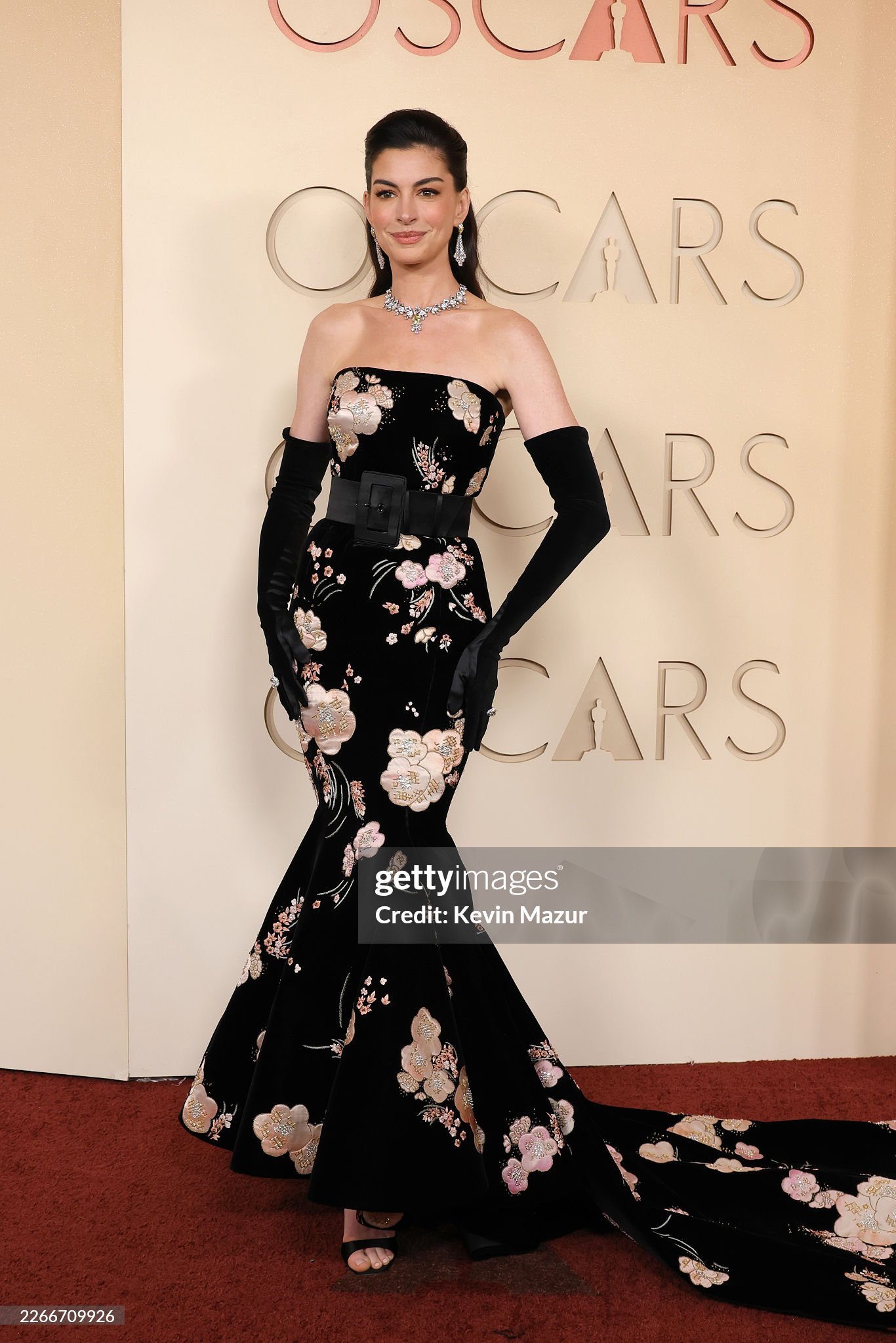 今日亮相 奥斯卡红毯 的 Anne Hathaway身穿 Valentino 2