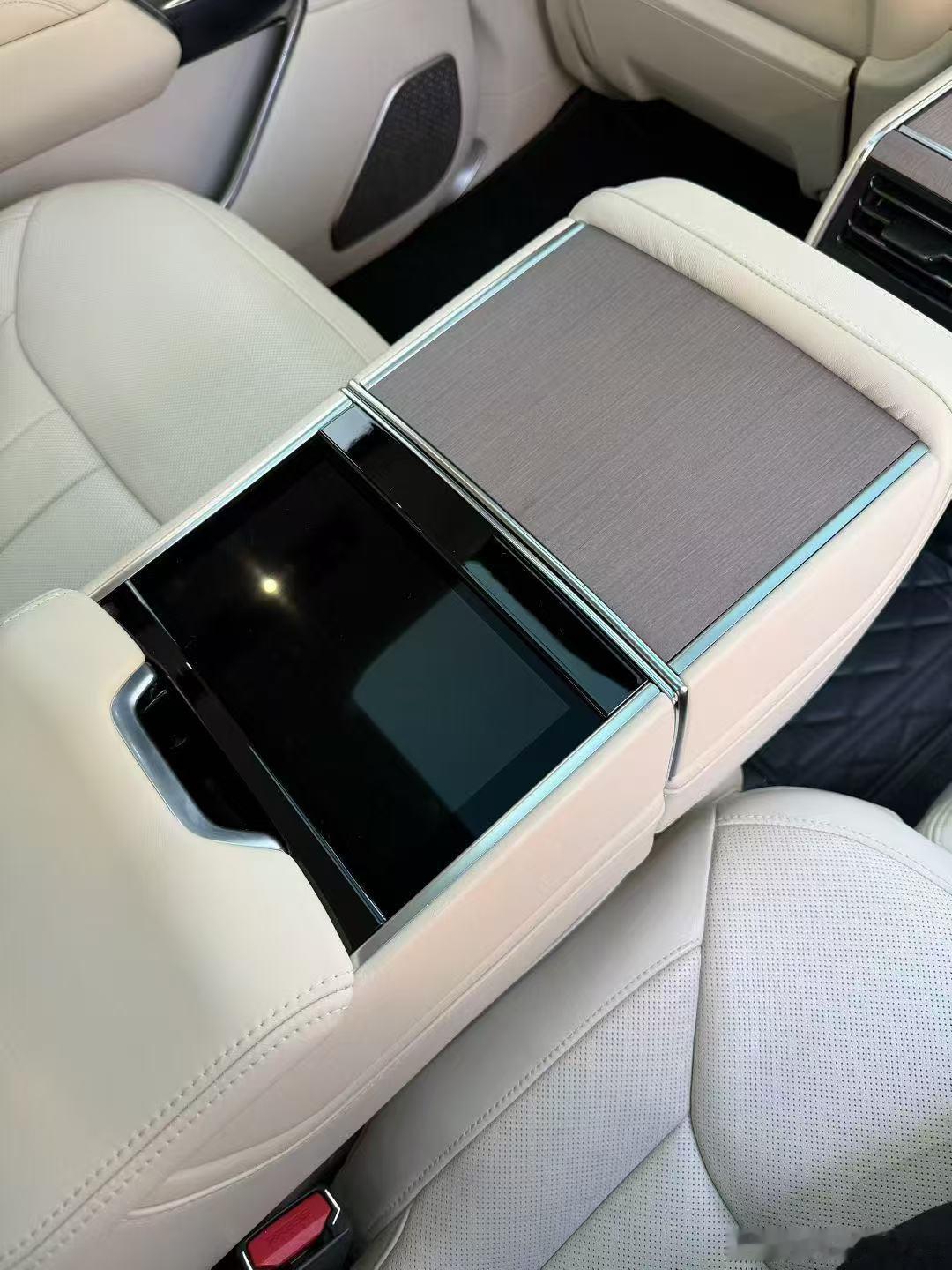 路虎揽胜4.4T首发限量版，23款指导价249.8万，八统金外观/白色内饰，22