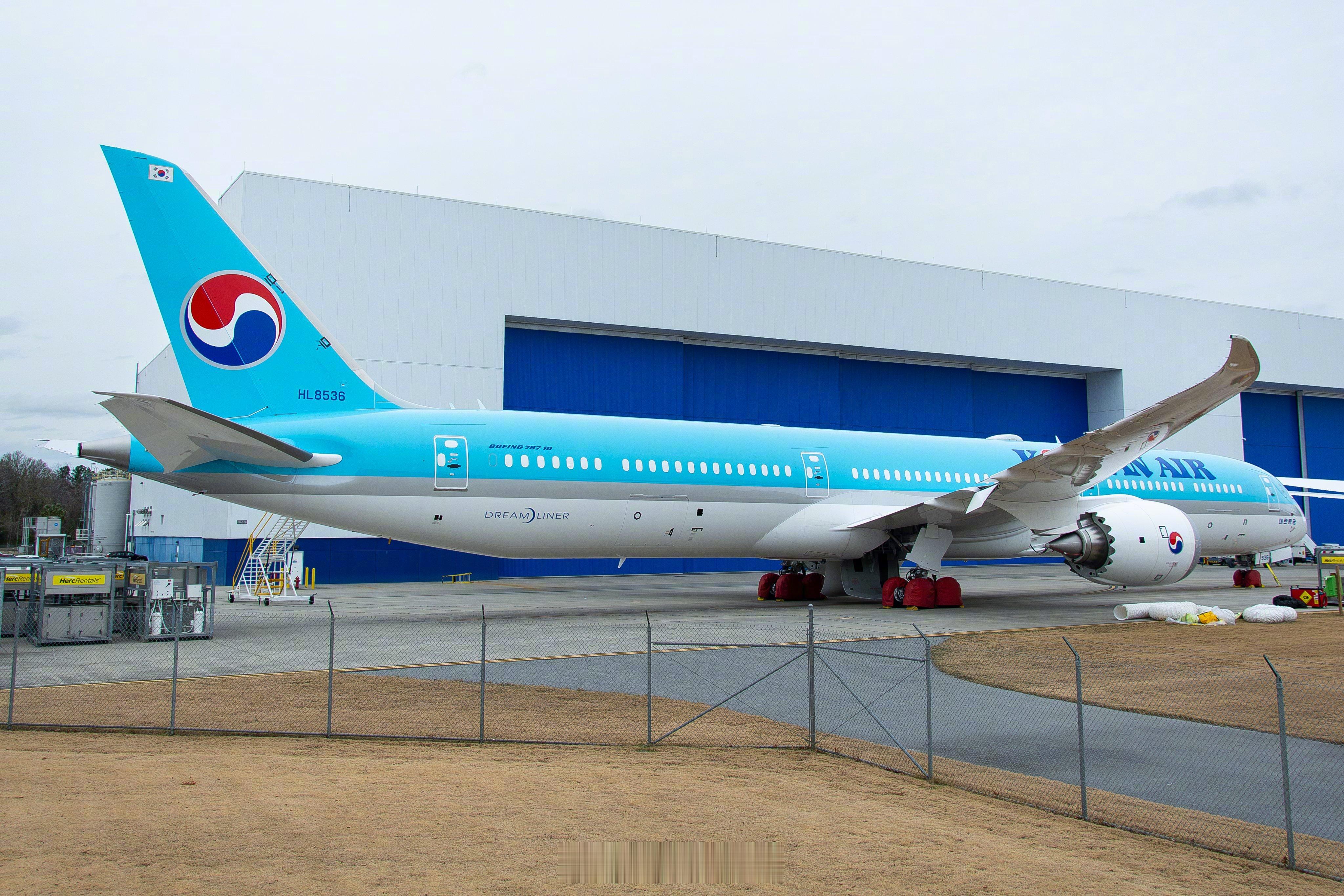 几架因为没有安装内饰而暂时封存中的全新大韩航空787-10，78X的比例可真好看