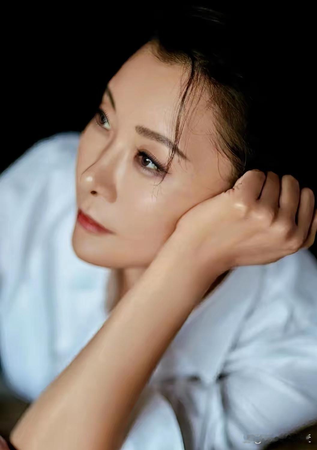 柯蓝曾在采访坦言，年少时极度羡慕母亲的美貌，她说：如果有办法能变得和妈妈一样好看
