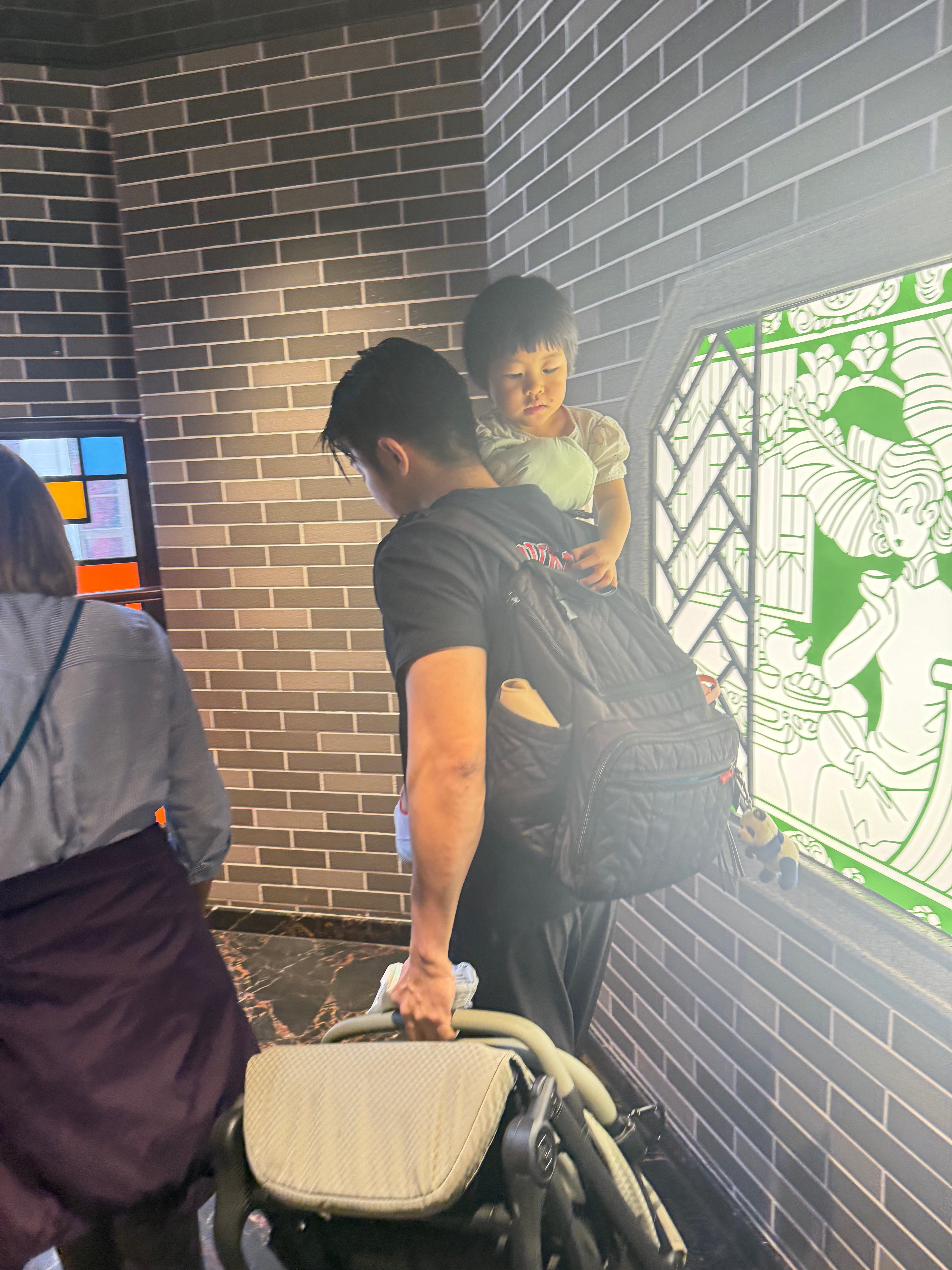 虽然排错店，但刚好有张小桌跌跌撞撞的旅毛球一家总能达到目的地