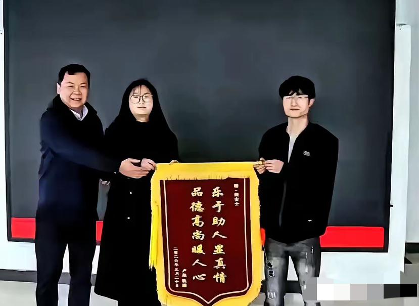 湖南，一网约车司机在接单途中突发疾病，于是他向后座的女乘客求助，没想到女乘客二话