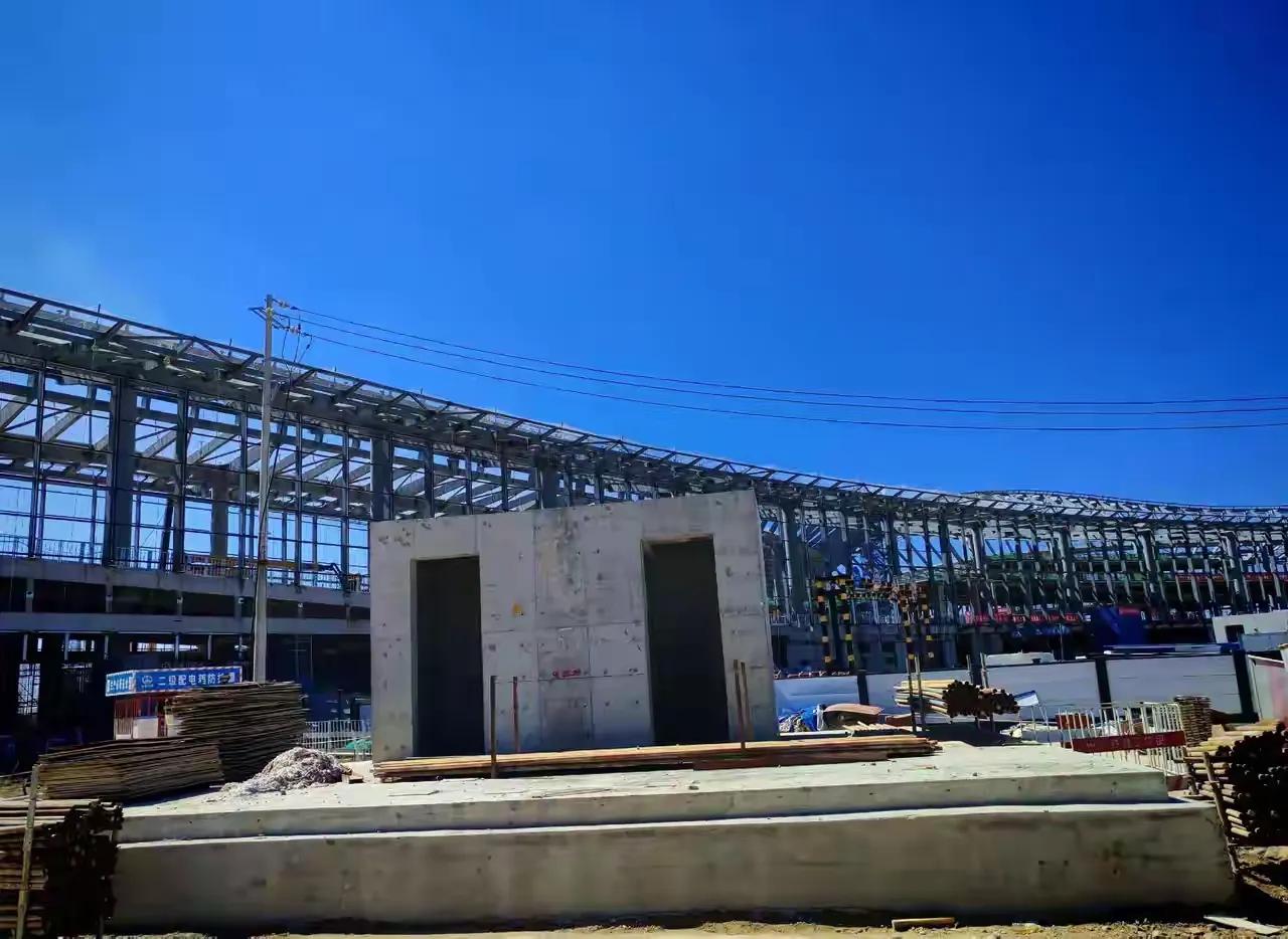 建设中的西南航空杻纽昆明长水国际机场T2航站楼，这下面还有渝昆高铁昆明的长水国际