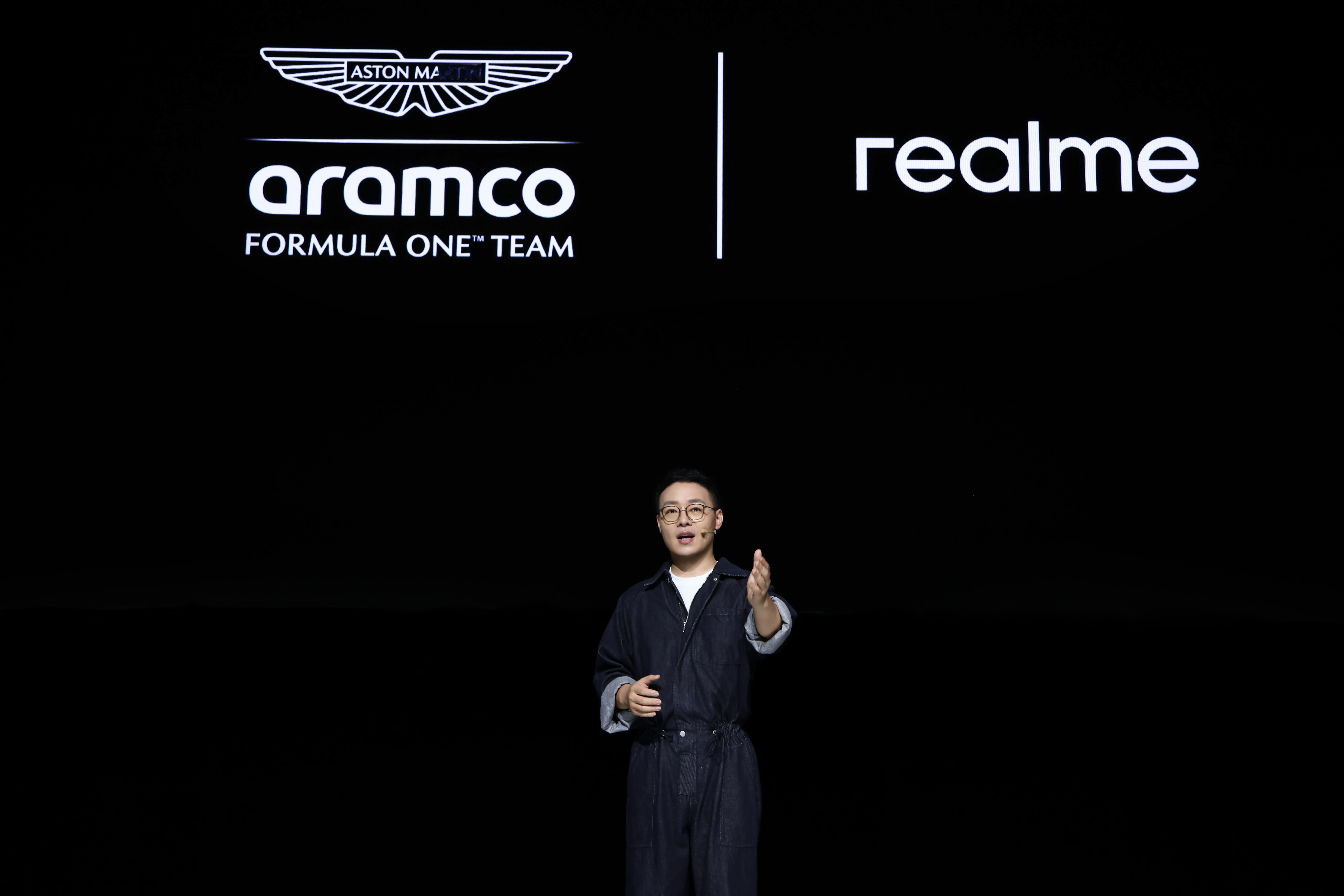 realme × 阿斯顿马丁沙特阿美 F1 车队的第一台联名手机：真我 GT7 