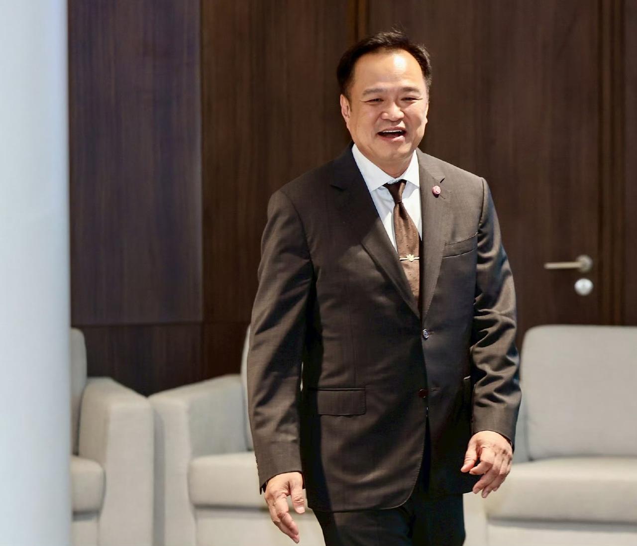 洪森可能看错了阿努廷，阿努廷称他尚未做出开放泰柬边境口岸管制的决定。阿努廷称，他
