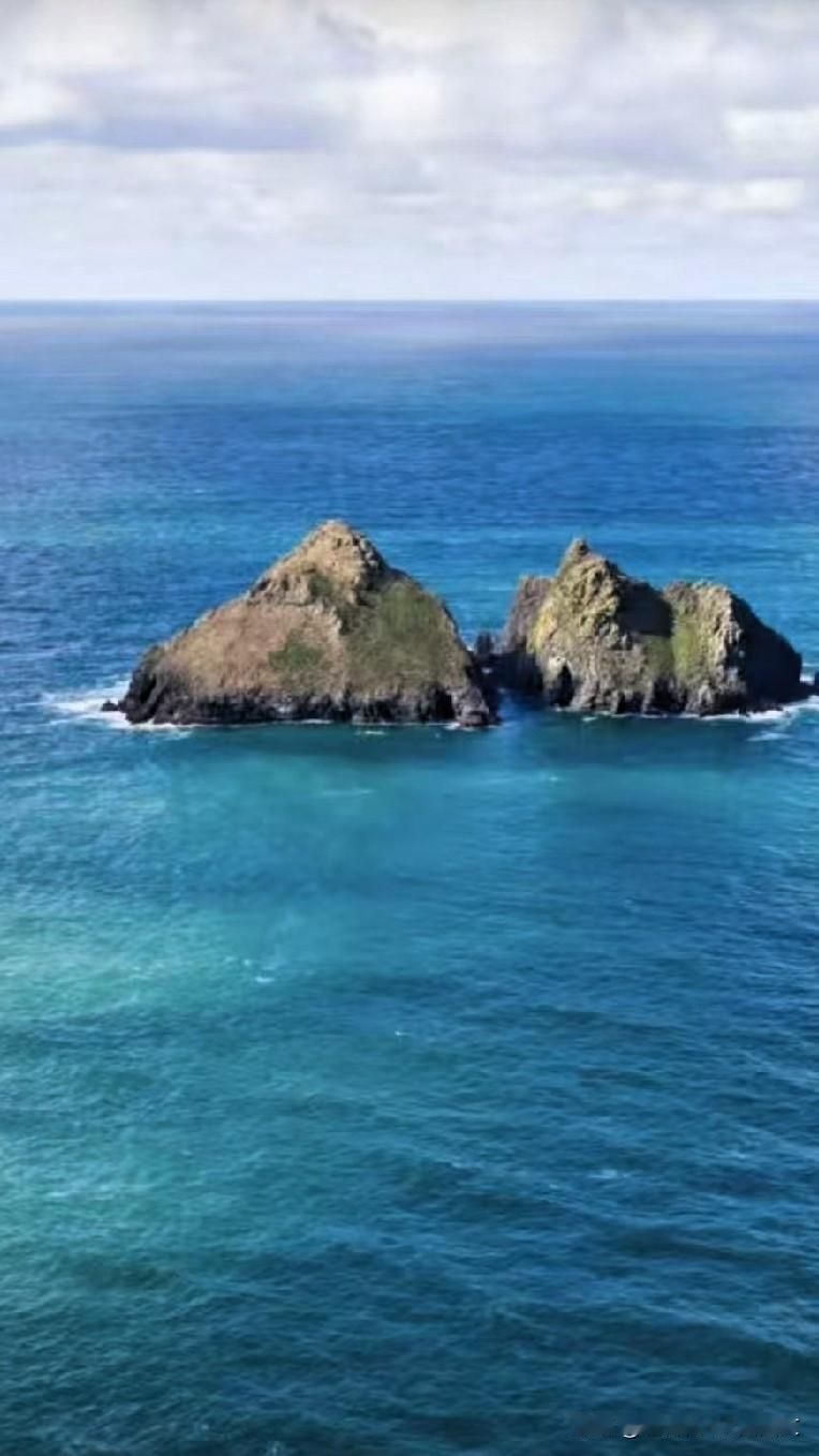 [彩虹]碧海辽阔，海岸蜿蜒，漫山遍野的绿色铺向海湾。
草地、树林、海湾沙滩交织在