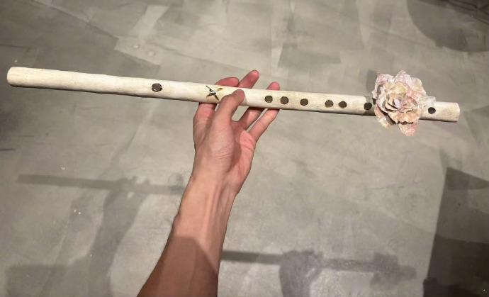 易烊千玺用一阵笛声留住我被易烊千玺《划火柴》前奏狠狠打动！笛声搭配山花布景氛围感