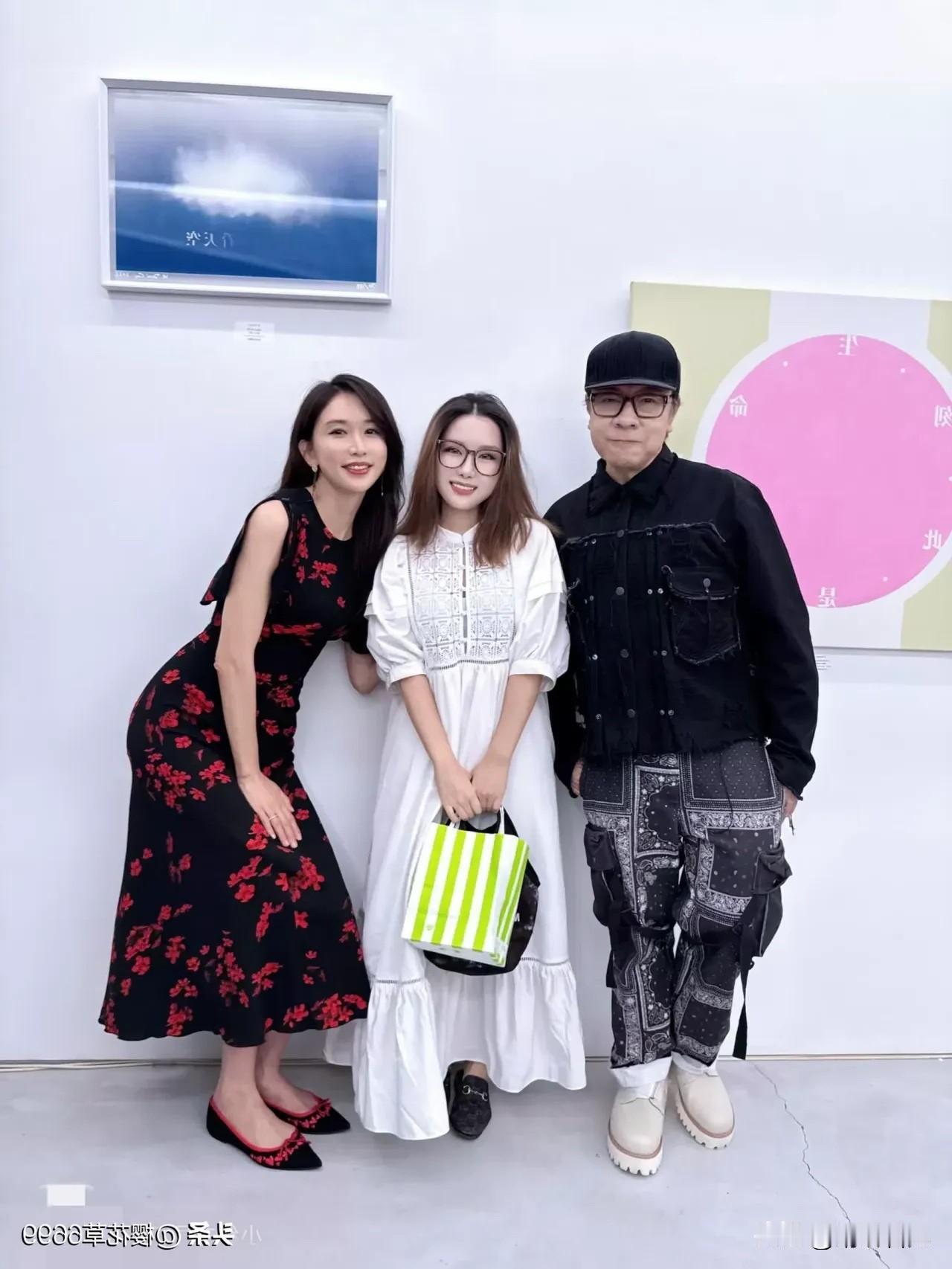 图一拍摄于2026年7月6日的日本东京，蔡康永个人画展的现场，中间身着白色连衣裙