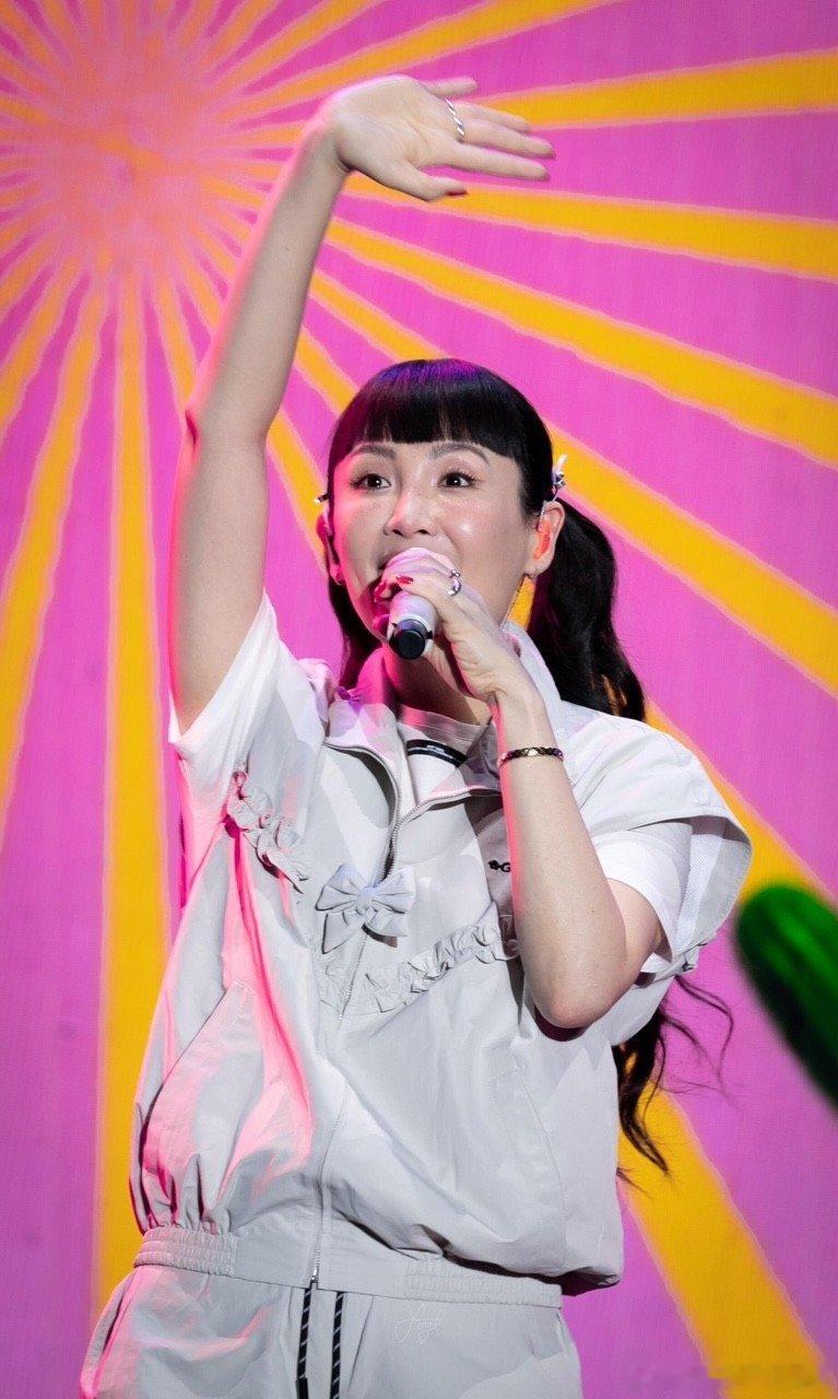 魏如萱歌手熹妃回宫歌手2026突围赛官宣名单曝光，魏如萱惊喜加盟，俏皮配文尽显可