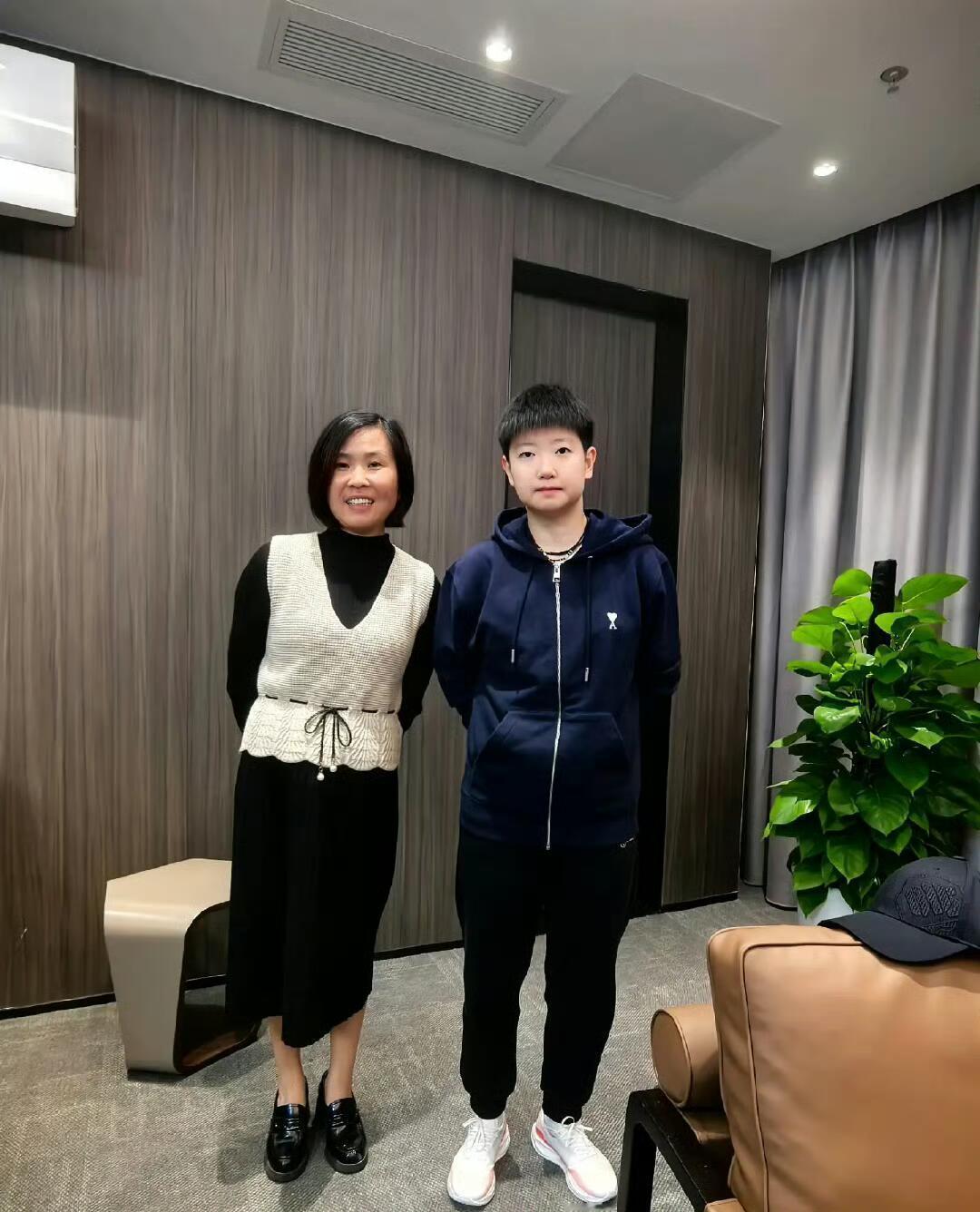 莎莎剪了个头发跟小时候又一模一样了[心] 