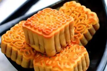 天价礼盒，崩了！

曾经标价888、999的月饼，今年偷偷买一送一。

酒店销售