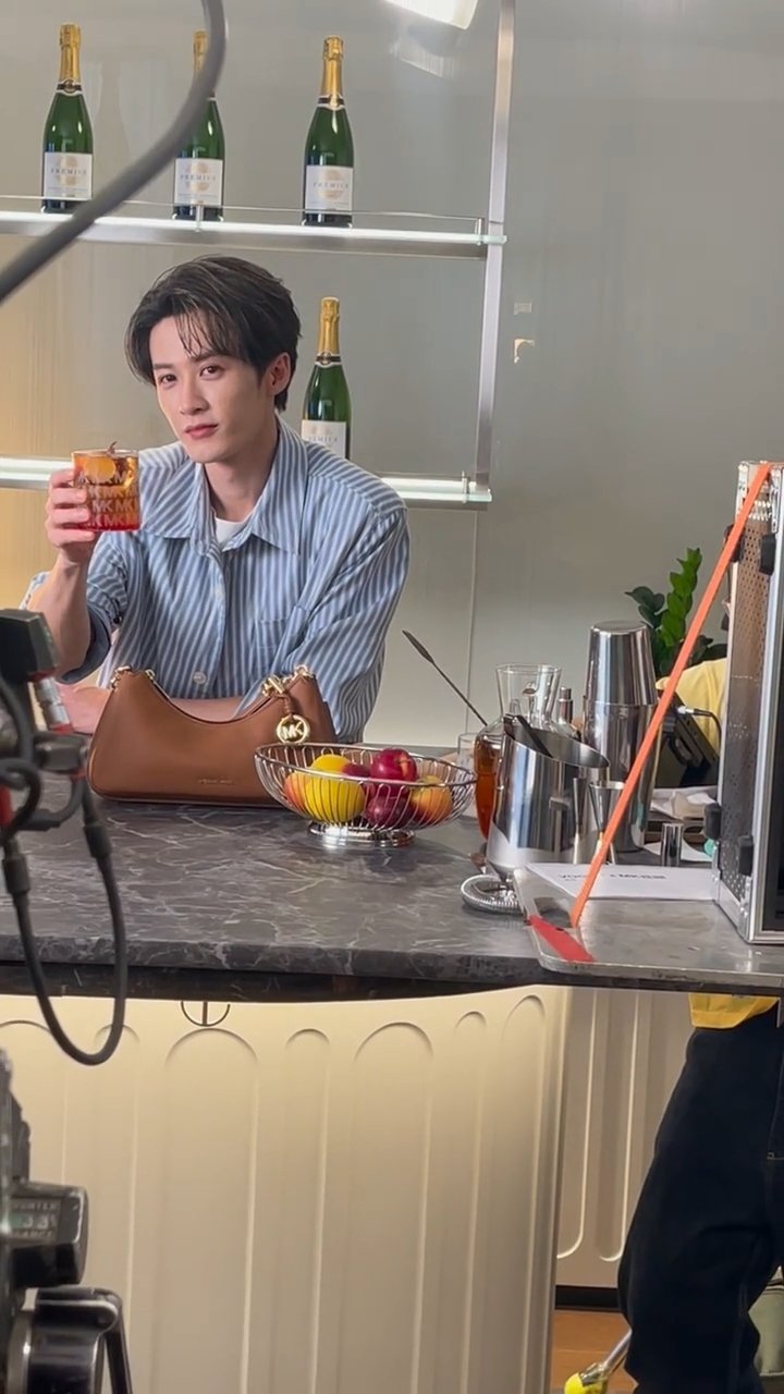 檀健次你又帅我一大跳！！就这样适配浅色系穿搭檀健次蓝白条纹外套造型檀健次好适配浅