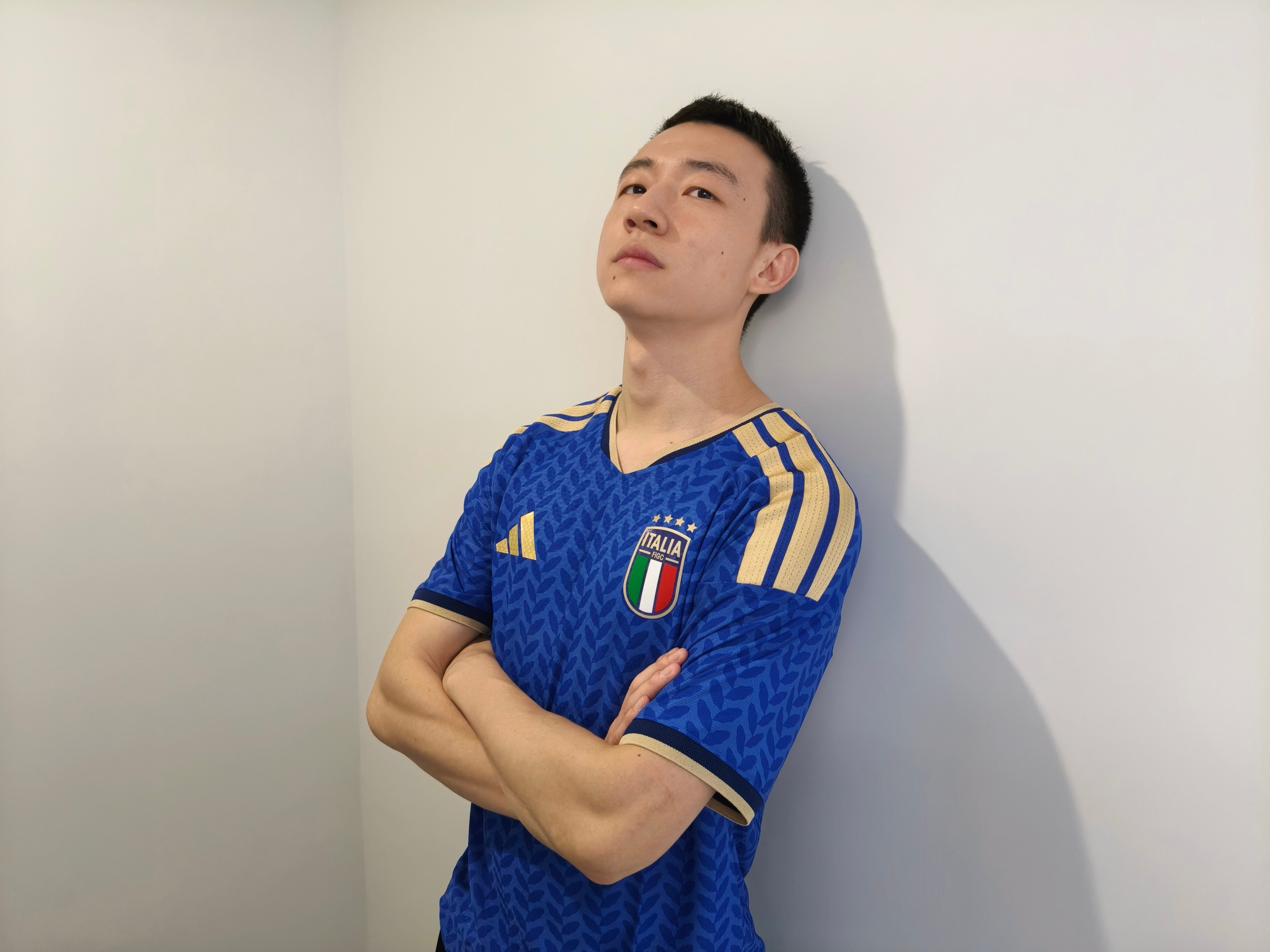 意大利世界杯球衣发布啦！其实从小看世界杯就喜欢意大利队，就喜欢这抹蓝色[酷]但一