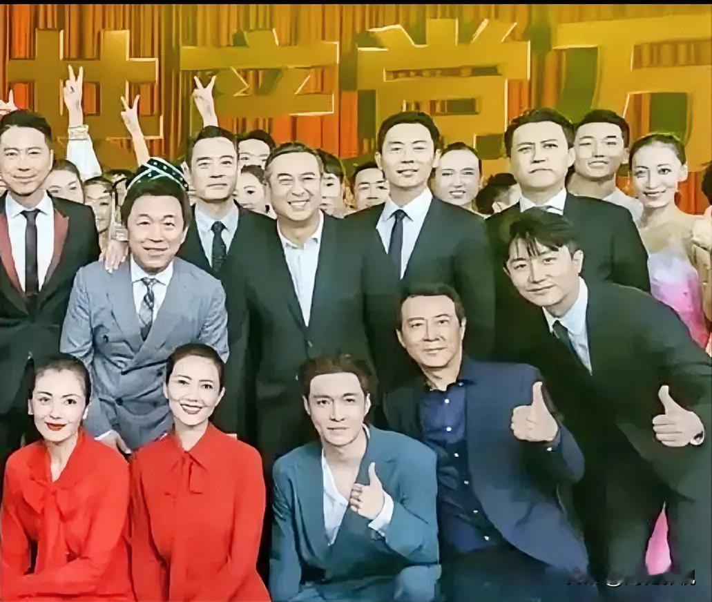 仔细一看，后排就认得出身材健硕的王雷，气质尔雅的黄渤；还有疏眉朗目，气宇轩昂的张
