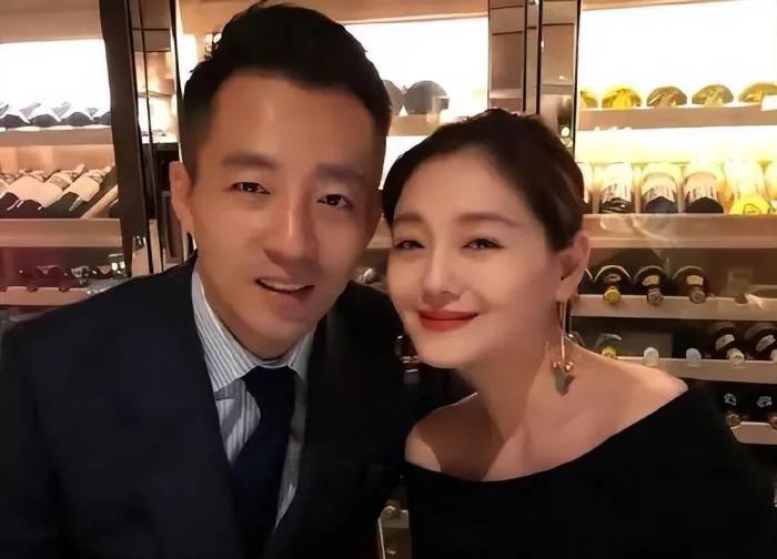 这一对比，才发现汪小菲是输得真冤枉！
论颜值和财富，应该都不只甩这个卤蛋好几条街