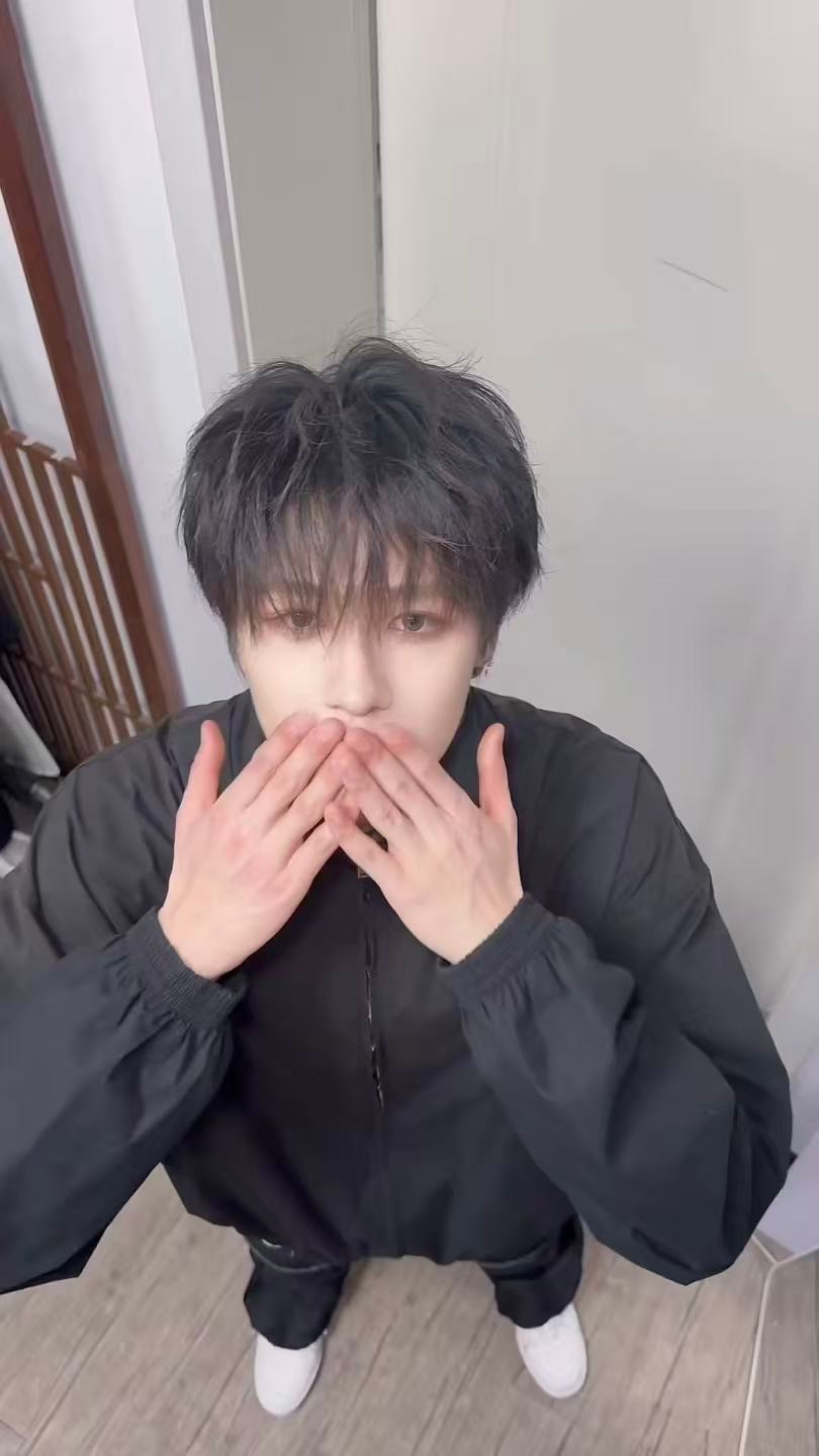 朱志鑫飞吻live图 朱志鑫飞吻live 已保存反复观看 