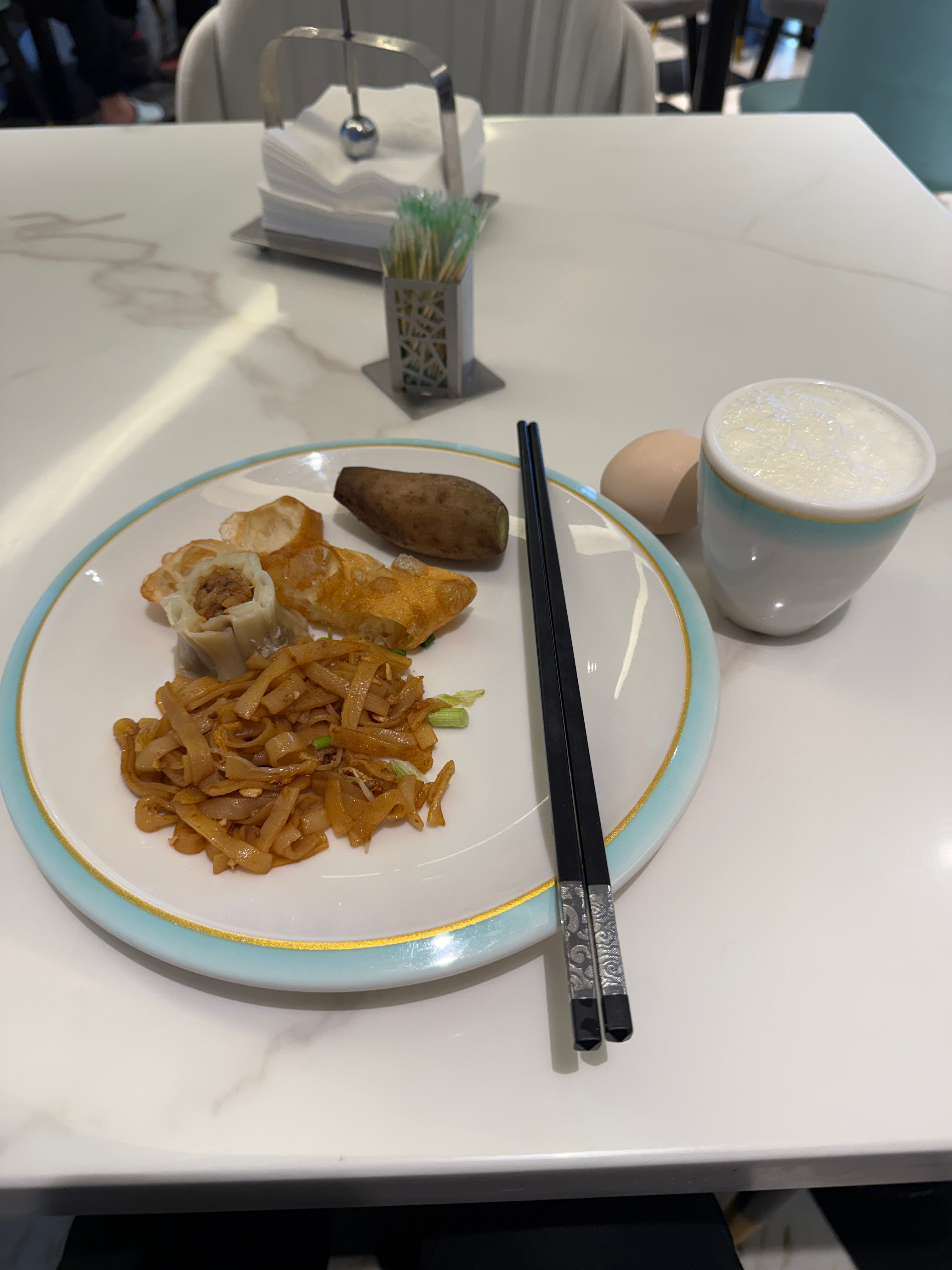 随便吃点吧～一会就要轮渡上岛了🚢 听说海安新港管理特别混乱，没秩序，很多车在排