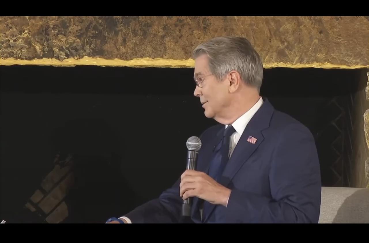 美财长贝森特将伊朗比作砍掉头的蛇：

“蛇还不知道自己已经死了——但太阳下山时它