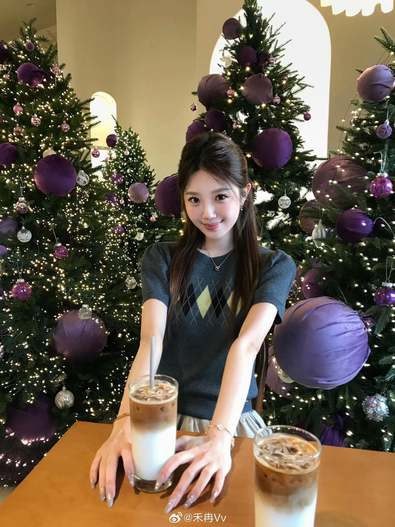 冬日暖阳下，圣诞树旁，甜美女孩与奶茶相伴，幸福满满！🎄🍓🍵