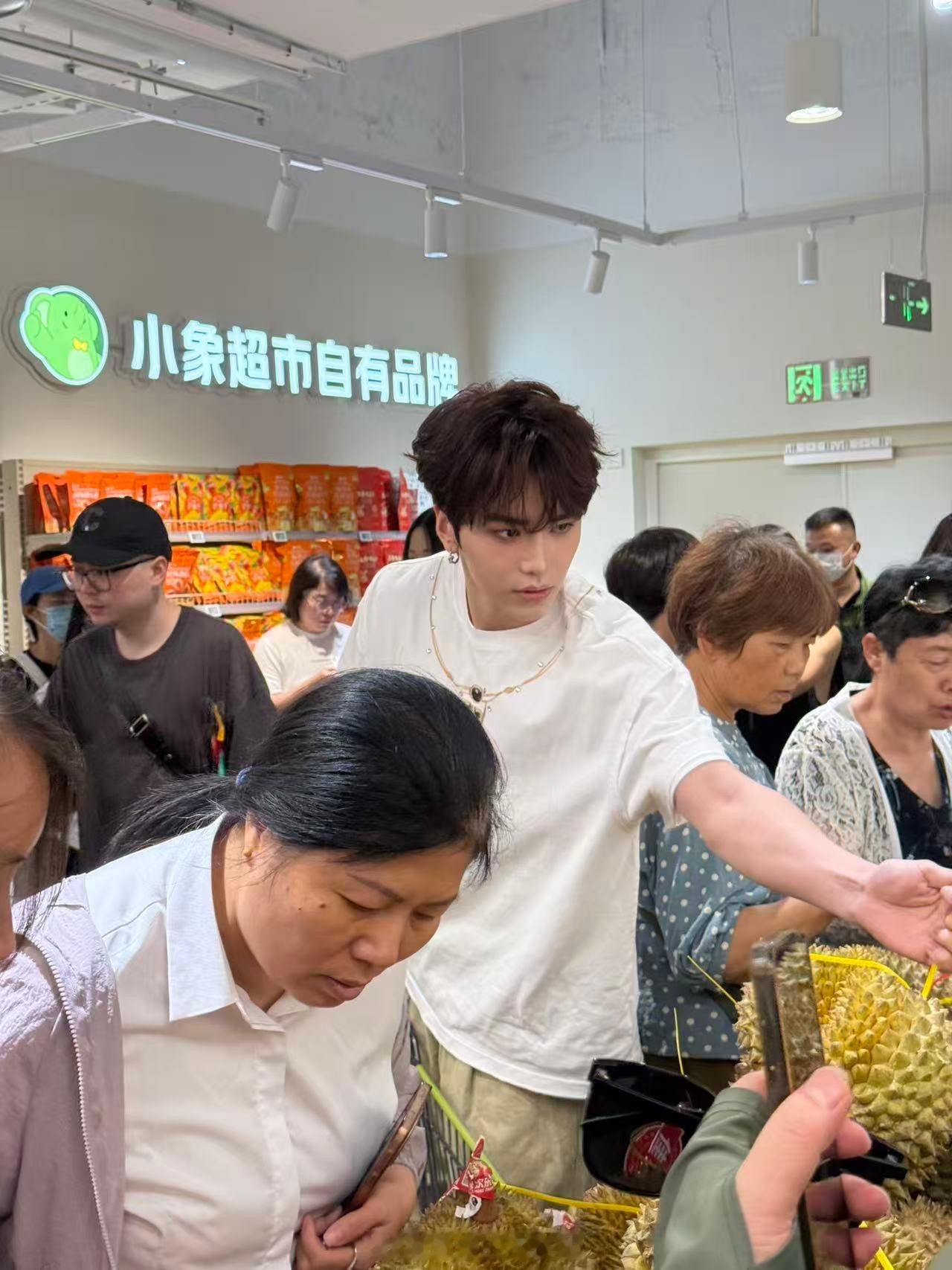 邵子恒男明星在小象超市抢购榴莲逛超市偶遇勺子哥，恒星buff直接拉满，今天运气直