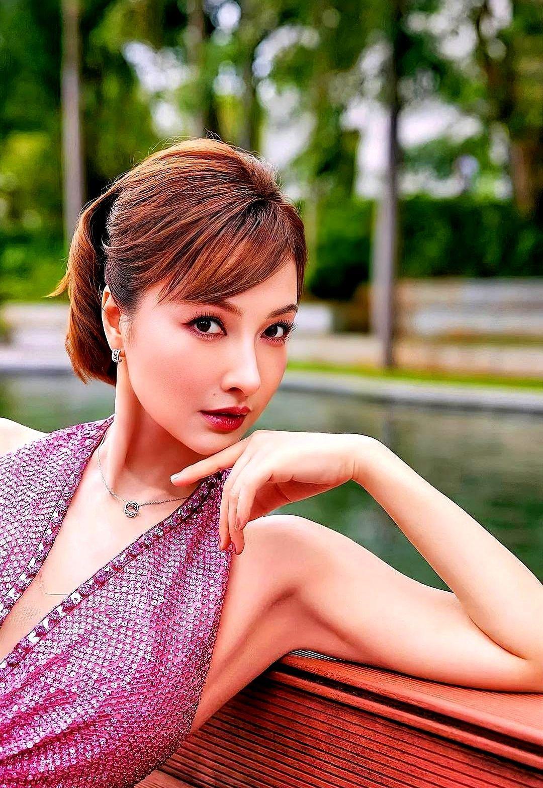 吴昕不靠流量靠实力，悄悄搞了几个大生意。
房地产她早年低价入手，房价涨到顶峰就卖