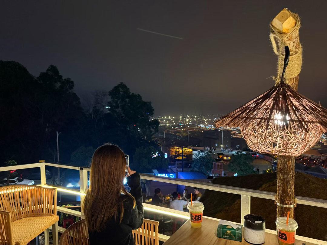 真正的通透，是不被风景困住，只与山水相逢。 