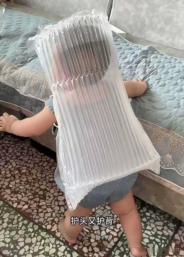 为了防止孩子摔倒，这样的老公是不是很聪明。