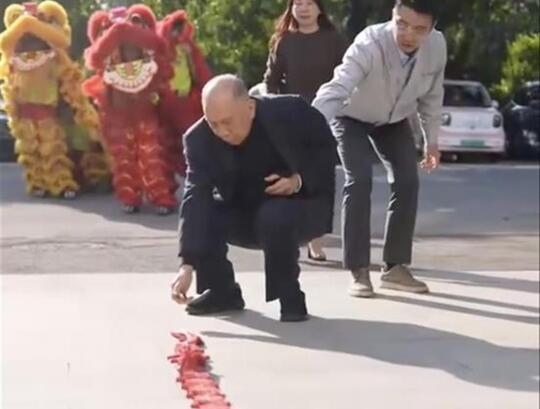 开工！顺德93岁董事长点头炮派利是进车间