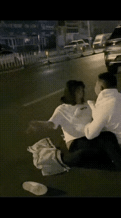 据说这两口子，据说是喝酒喝多了，也不知道是因为什么事情，坐在马路上就打了起来，感