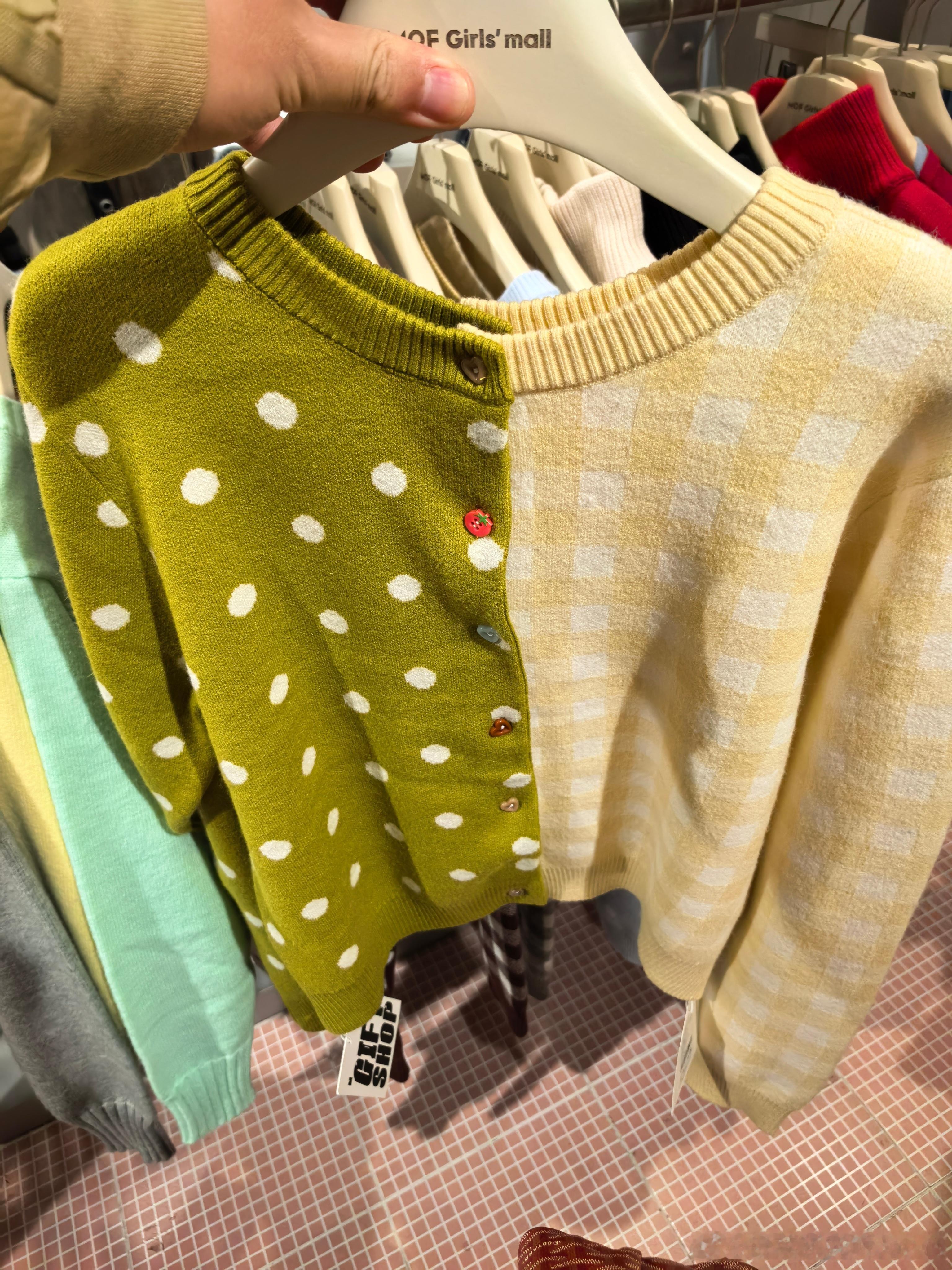 淮海路还是超前，衣服已经可以一半一半卖了，买三个半拉，你就能获得两件衣服 上海·