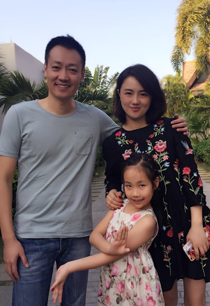 朱媛媛辛柏青一家三口，朱媛媛  几乎所有角色都带着一种十分珍贵的女性特质：仗义。