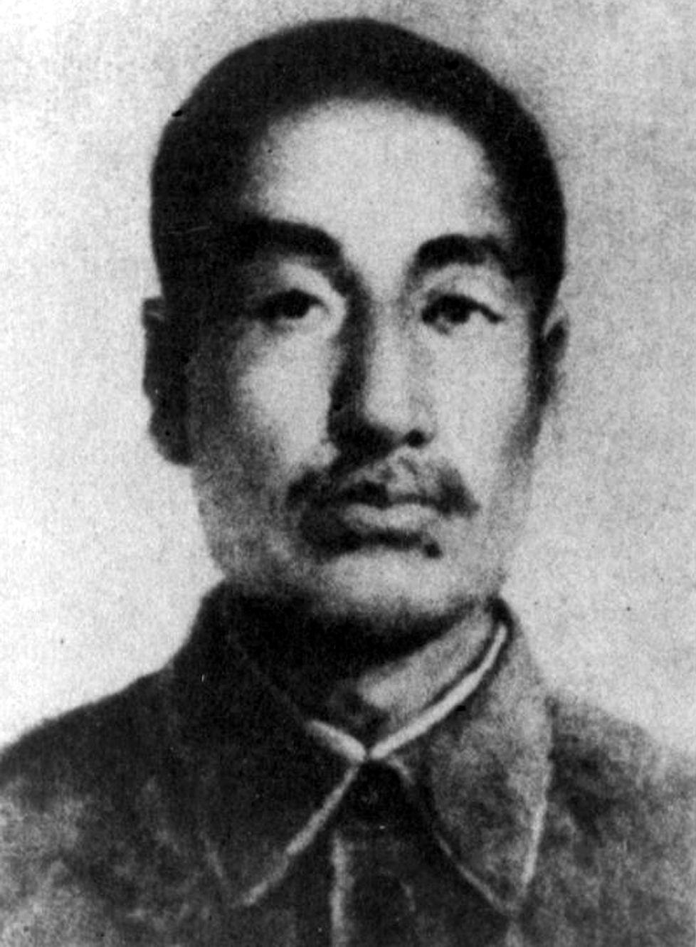 1942年，赵尚志牺牲，一个汉奸上前，用脚狠狠地踢他的脑袋。突然，叛变的战友甩了
