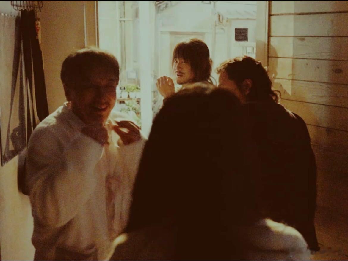 家人永远是最真诚的夸夸团 好喜欢成龙新电影里的这个家 