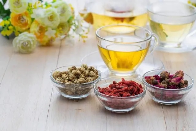 #医院院长建议年轻人少喝中药代茶饮# 中药代茶饮虽然在某些情况下具有一定的保健效