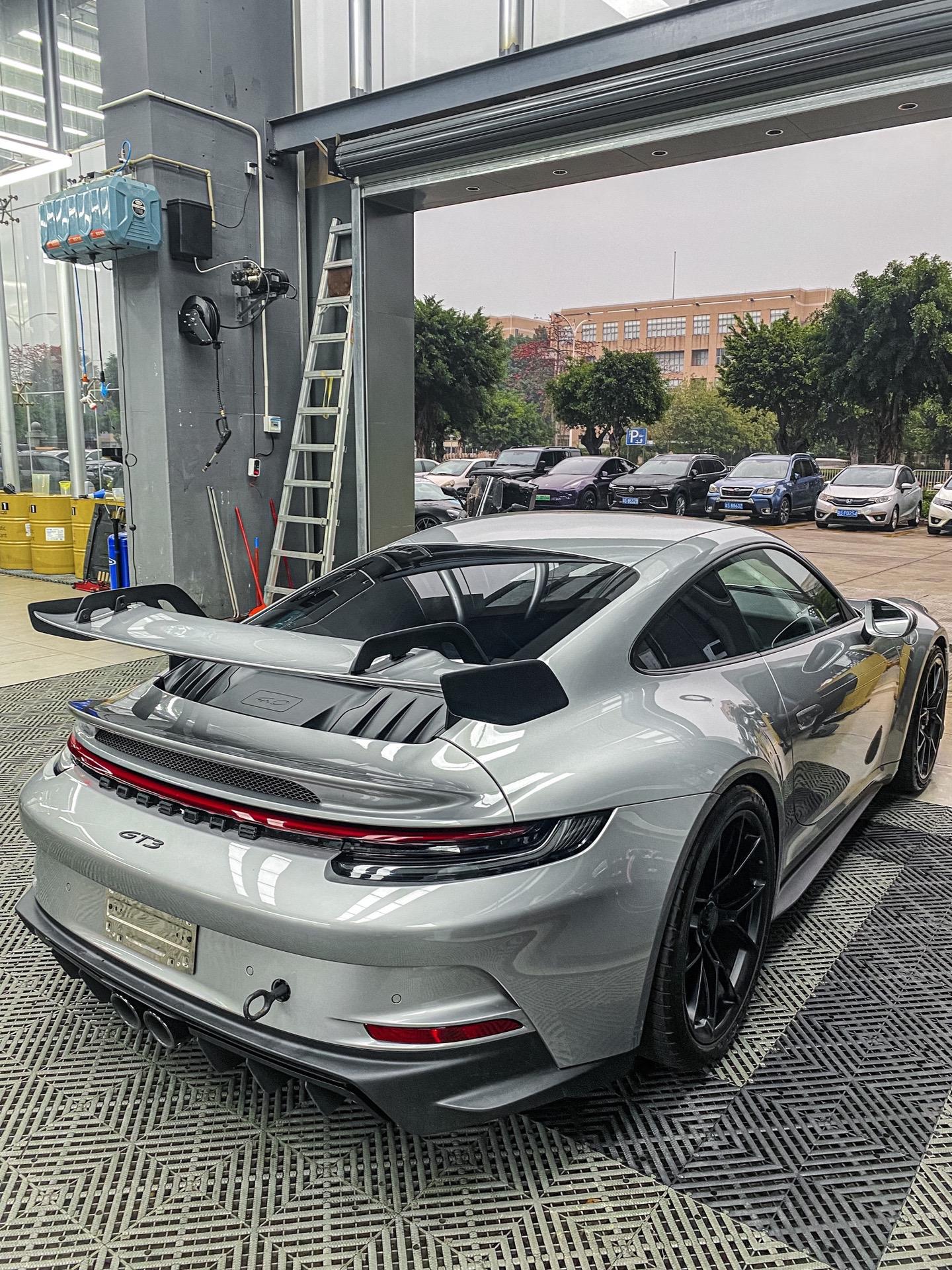 992 GT3迷人的鹅颈式尾翼 没有RS硕大夸张的大尾翼 但也同样非常帅