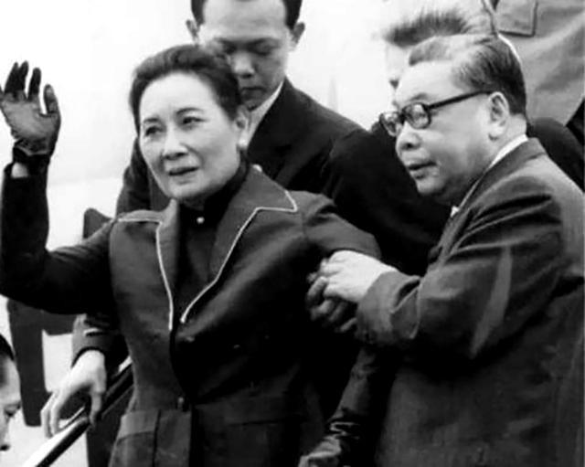 2003年，宋美龄在宋子文墓前落泪：我们宋家人，为何会葬在这里？
“姨妈，风有点