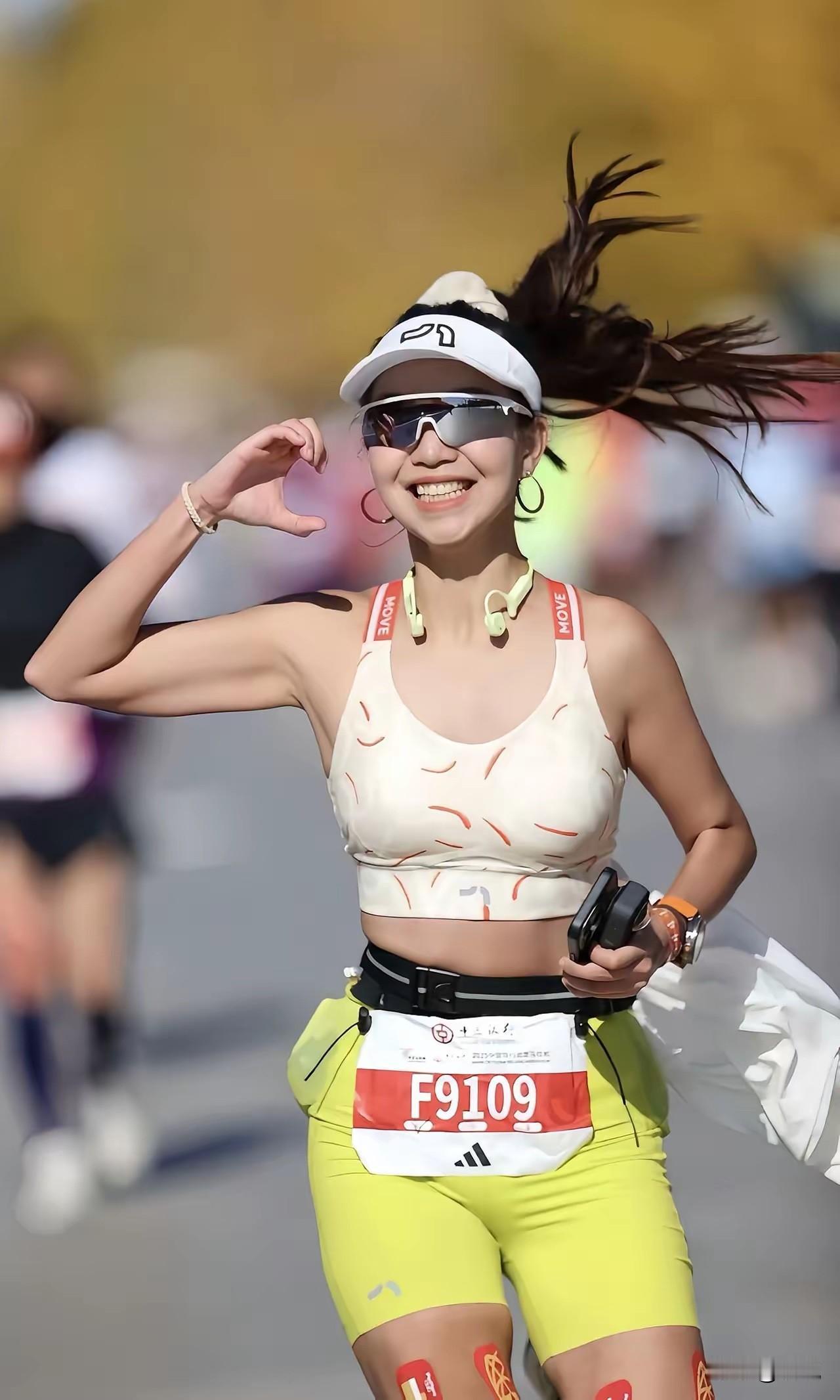 你们有在马拉松比赛中，遇到这个显眼包吗[呲牙]