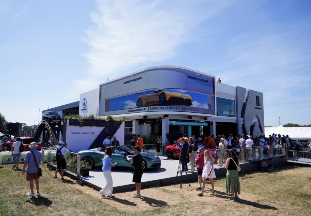 古德伍德这地方，向来是英伦燃油超跑的"自留地"，欧美老牌子统治了几十年。比亚迪连