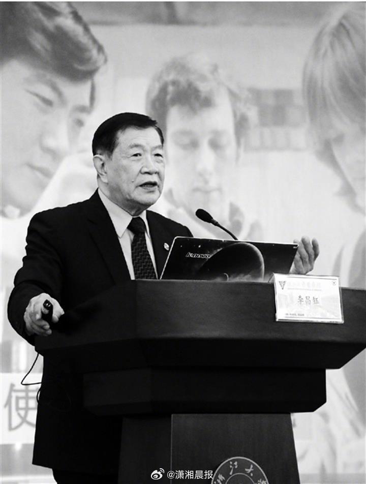 【#李昌钰曾用一束紫光揭穿克林顿谎言#】当地时间3月27日，著名美籍华裔刑事鉴识