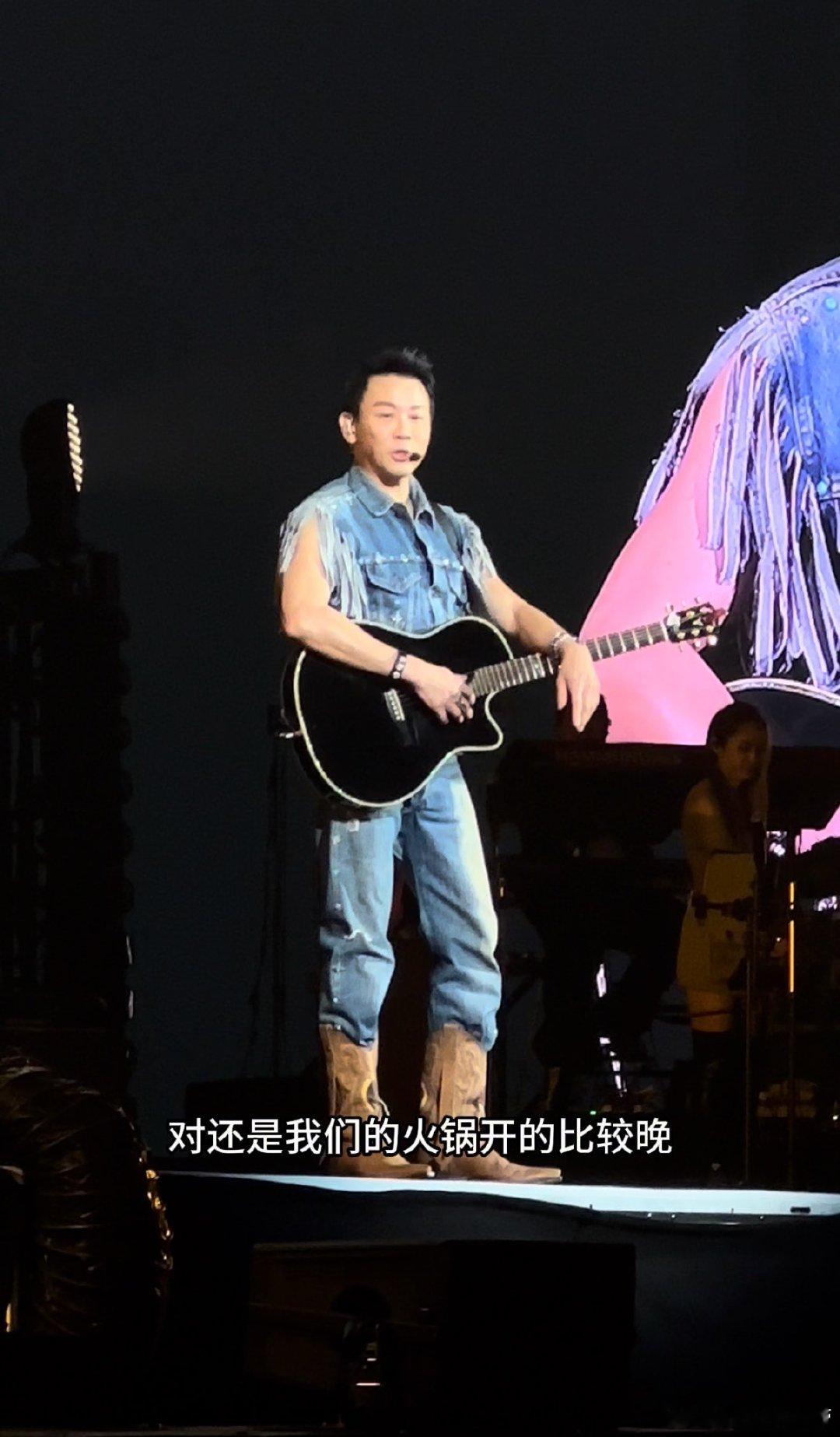 陶喆入乡随俗成这样 陶喆在墨尔本演唱会太真实！吐槽九点半后餐厅难寻，只剩火锅店开