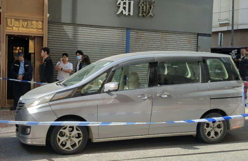 12月18日9时06分，香港中环皇后大道中181号新纪元广场附近可出大事了！4名