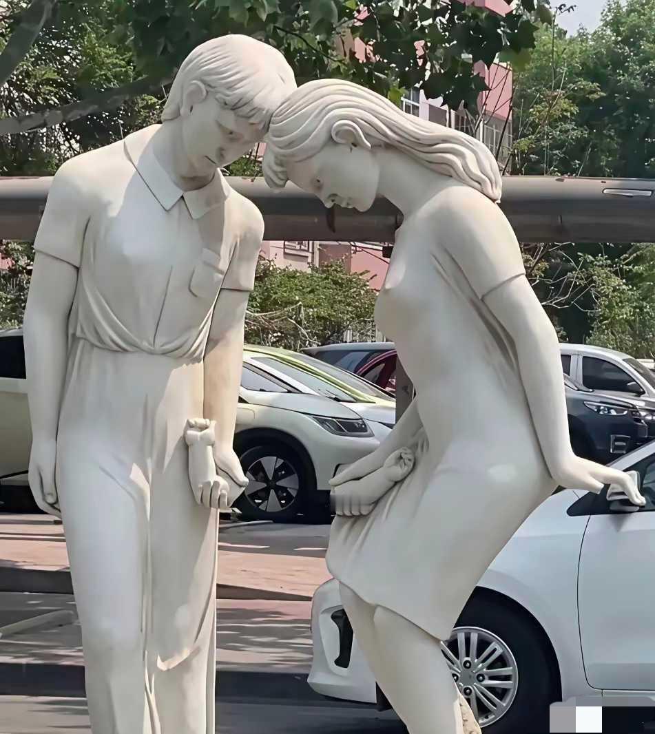 这个雕塑什么意思？
孩子可有可无
还是分手了每人分一条小孩子胳膊？
一个艺术作品